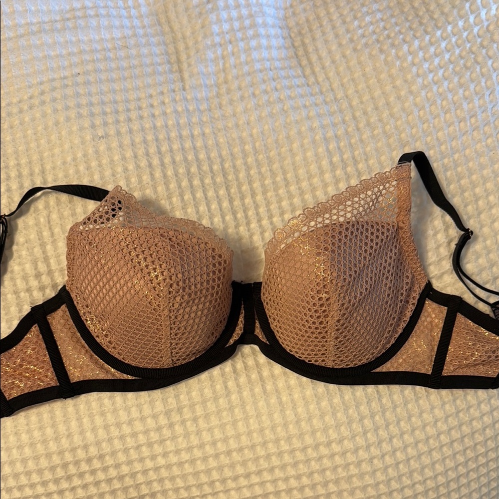 Victoria's Secret Tan and Black T-Shirt Bra Intimates